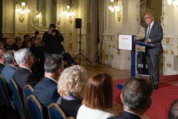 Morales recoge la Medalla de Oro de la Cámara por el servicio del Cabildo a la economía de la Isla (Foto TA)